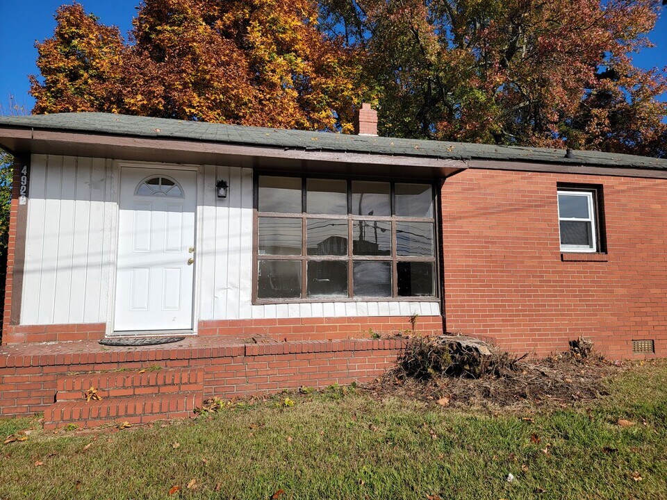4922 W Market St in Greensboro, NC - Building Photo