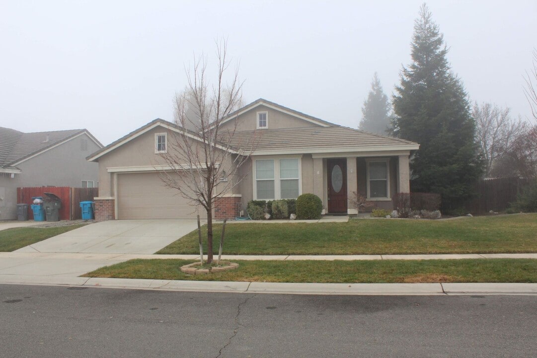 2078 Knights Ferry Dr in Plumas Lake, CA - Building Photo
