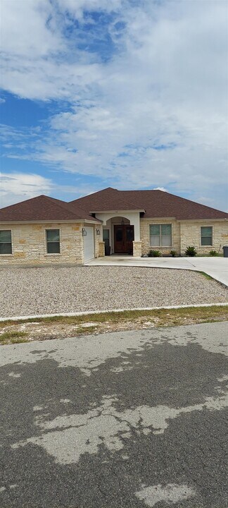 110 La Paloma Dr in Del Rio, TX - Building Photo