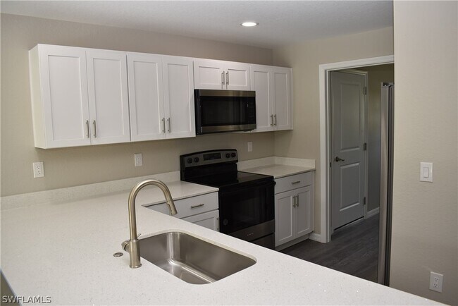 8159 Hedgecoth Ave in North Port, FL - Foto de edificio - Building Photo