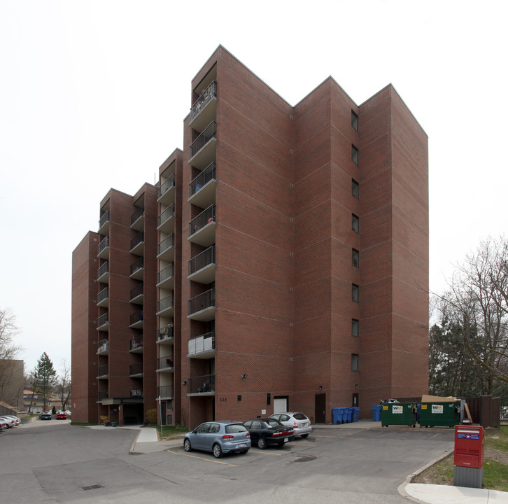 Founders Place in Newmarket, ON - Building Photo