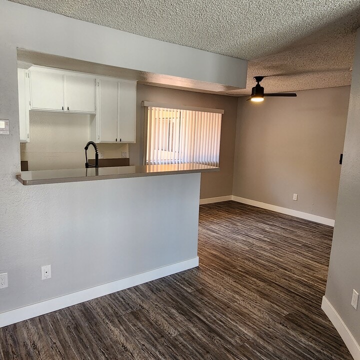 Gresham Apartments in Northridge, CA - Foto de edificio