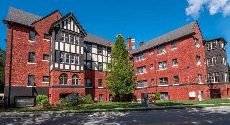 Kent Manor in Chatham, ON - Building Photo