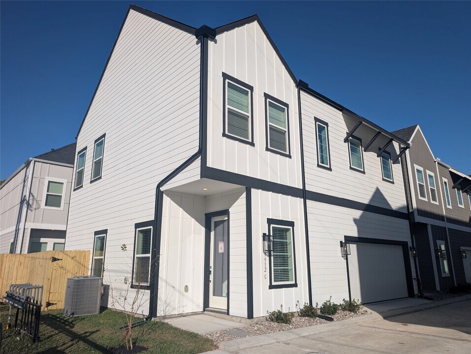 9912 A Clark Rd in Houston, TX - Building Photo