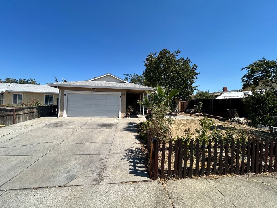 2929 Lucena Way in Antioch, CA - Foto de edificio