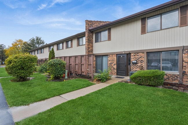 4 Tower Ct in Downers Grove, IL - Building Photo - Building Photo