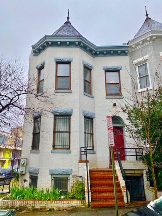 1742 Kalorama Rd NW in Washington, DC - Building Photo