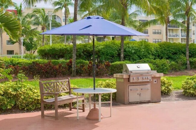 18335 NW 68th Ave in Hialeah, FL - Building Photo - Building Photo