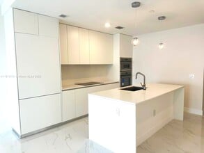700 NE 24th St, Unit 2605 in Miami, FL - Building Photo - Building Photo