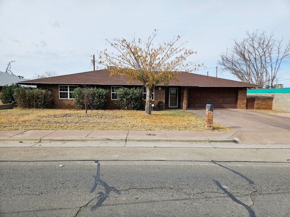 1331 N Scenic Dr in Alamogordo, NM - Building Photo