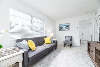 805 NE 23rd Dr in Wilton Manors, FL - Building Photo - Building Photo