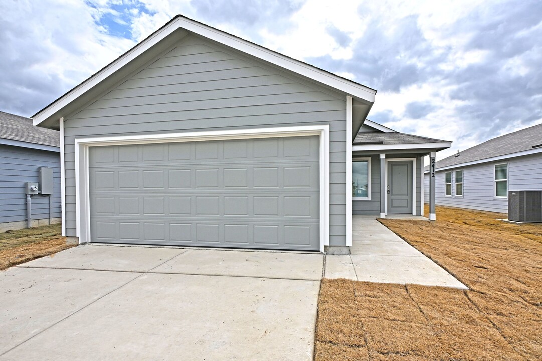 2412 Shady Grv in New Braunfels, TX - Building Photo