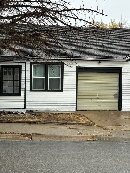 309 9th St in Rawlins, WY - Building Photo