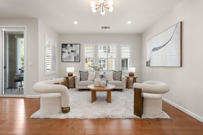 property at 104 N Hummingbird Ln