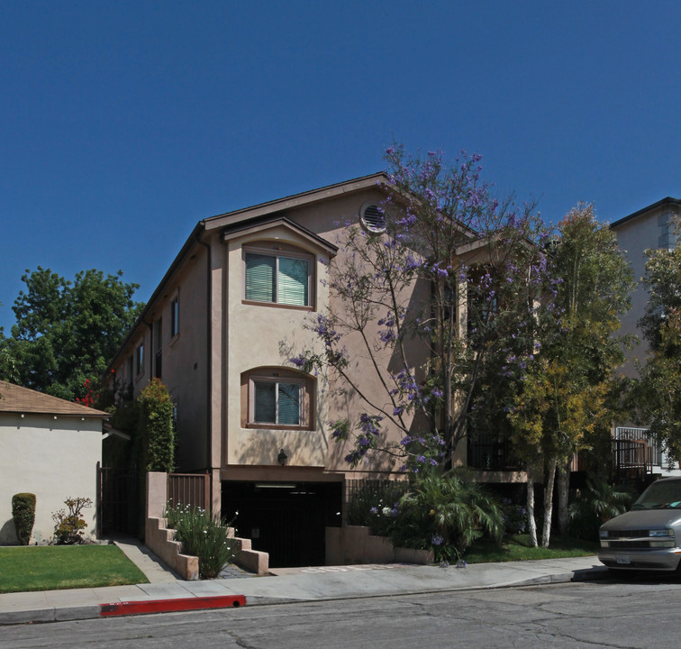 233 E Elmwood Ave in Burbank, CA - Building Photo