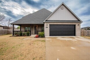 437 Ramsey St in Gentry, AR - Building Photo