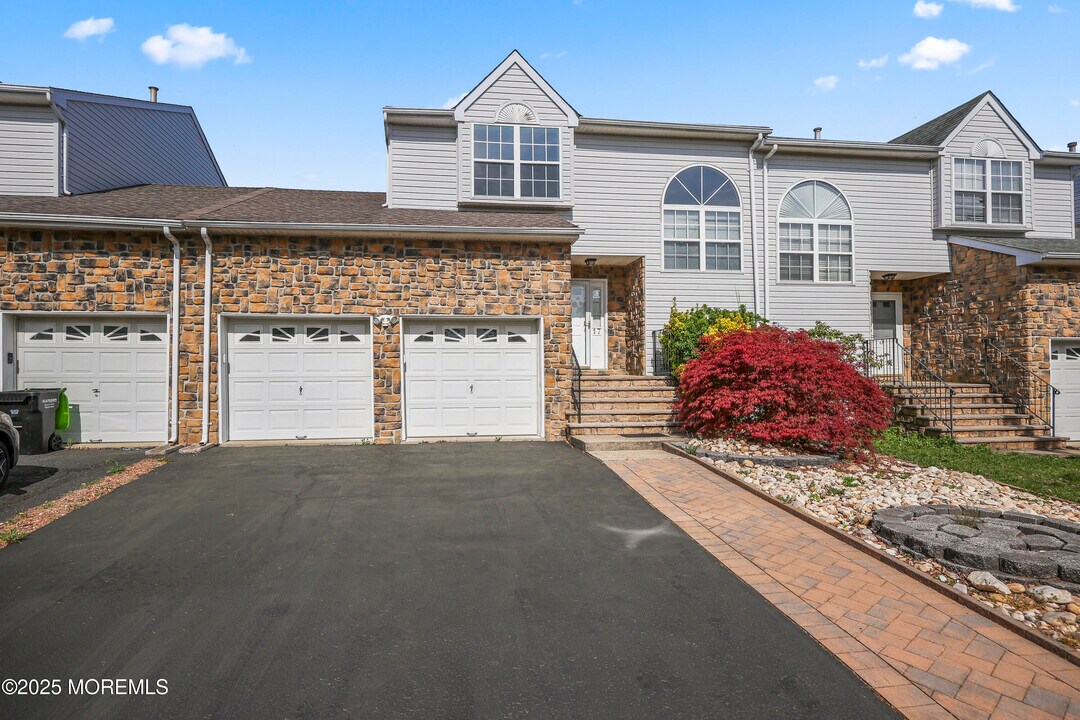 17 Kingfisher Ct in Marlboro, NJ - Building Photo