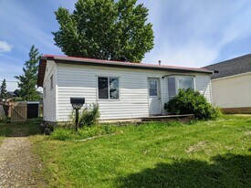 960 Cornwall Crescent in Dawson Creek, BC - Building Photo