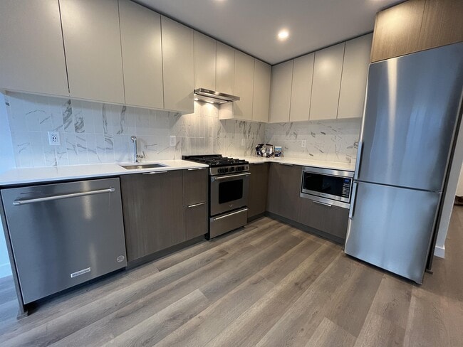 645 Como Lake Ave in Coquitlam, BC - Building Photo - Building Photo