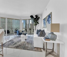 1300 Brickell Bay Dr, Unit 1802 in Miami, FL - Foto de edificio - Building Photo