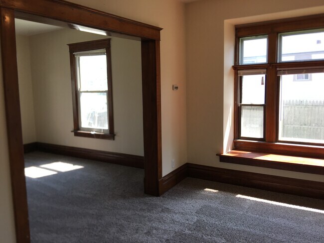 2670 N Harrison St in Davenport, IA - Building Photo - Building Photo