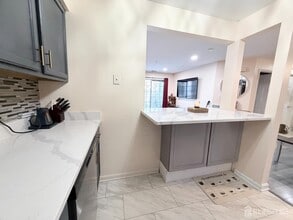 226 Waterford Dr in Edison, NJ - Building Photo - Building Photo