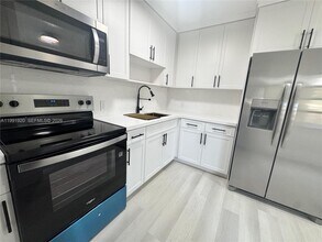 10521 NW 35th Ct in Miami, FL - Building Photo - Building Photo