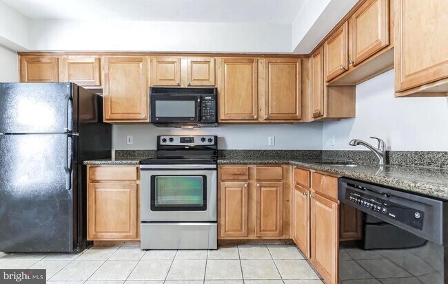 3179 Summit Square Dr in Oakton, VA - Building Photo - Building Photo