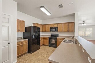 8925 Yosemite Trail in Aubrey, TX - Foto de edificio - Building Photo