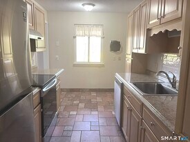 725 Heritage Vlg in Southbury, CT - Building Photo