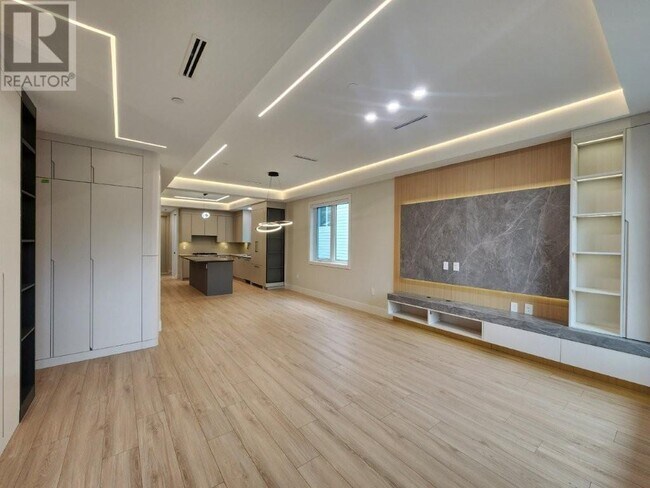 8255 Elliott St in Vancouver, BC - Building Photo - Building Photo