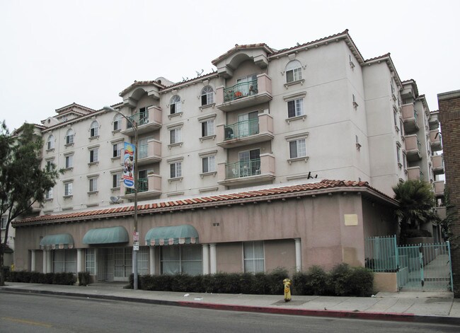 7008 Rita Ave in Huntington Park, CA - Foto de edificio - Building Photo