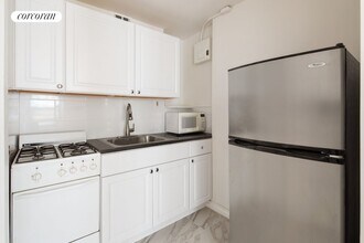 337 W 48th St in New York, NY - Building Photo - Building Photo