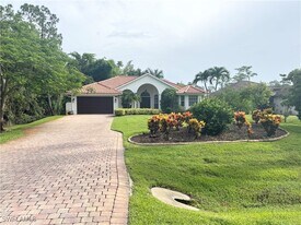 5071 Coral Wood Dr in Naples, FL - Building Photo