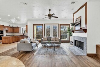 324 Rolling Oaks Ridge in Cedar Hill, TX - Foto de edificio - Building Photo