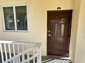 1651 SE 28th Ct, Unit 201 in Homestead, FL - Building Photo - Building Photo