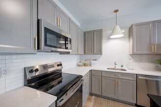 446 Waterman Ave in East Providence, RI - Foto de edificio - Interior Photo