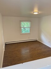1042 Main St in Leeds, NY - Building Photo - Building Photo