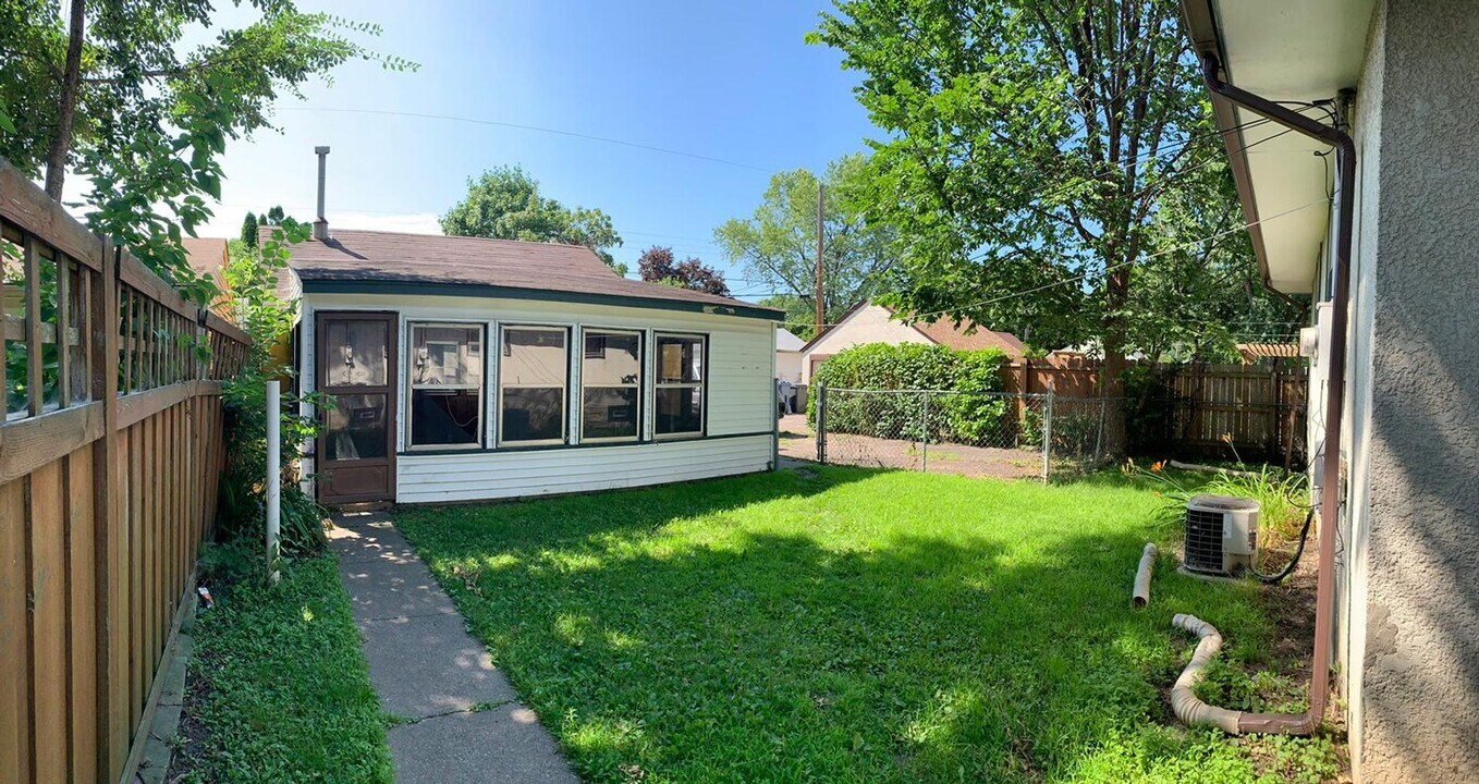 4747 Dupont Ave N in Minneapolis, MN - Building Photo