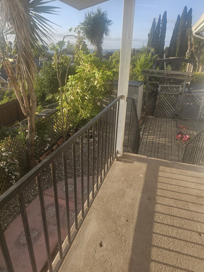 811 2nd St, Unit B in Rodeo, CA - Foto de edificio - Building Photo