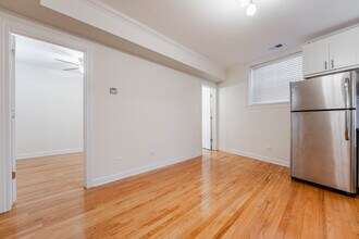 630 W Roscoe St, Unit GDN in Chicago, IL - Foto de edificio - Building Photo