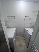 933 NE 199th St in Miami, FL - Building Photo - Building Photo