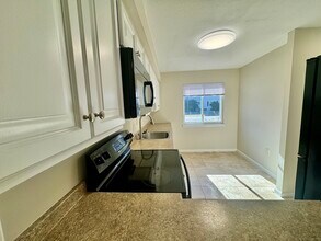 13 Beal's Cove Rd in Hingham, MA - Building Photo - Building Photo