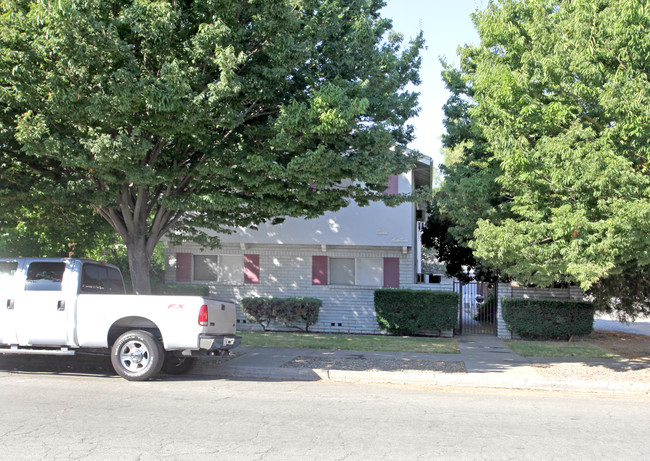 719 16th St in Modesto, CA - Foto de edificio - Building Photo