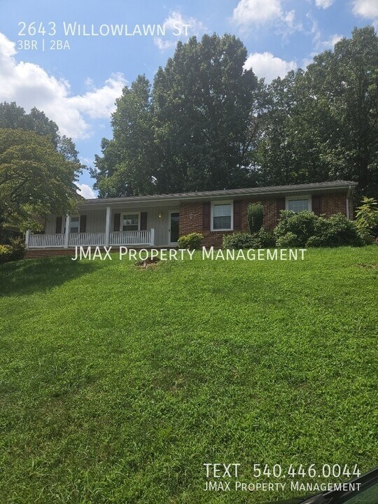 2643 Willowlawn St in Cave Spring, VA - Foto de edificio