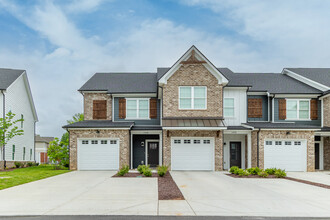 Oakwood Village Townhomes in Murfreesboro, TN - Building Photo - Building Photo