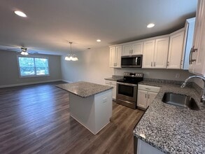 1104 13th Ave Ct NE in Hickory, NC - Building Photo - Building Photo