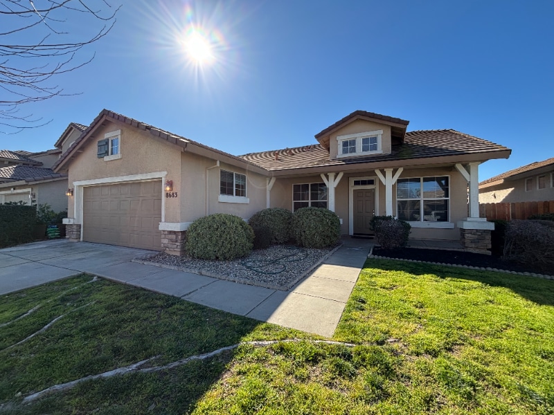 8683 Heritage Hill Dr in Elk Grove, CA - Building Photo