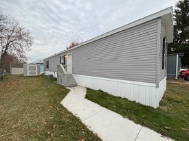 831 N Pontiac Trail in Walled Lake, MI - Building Photo