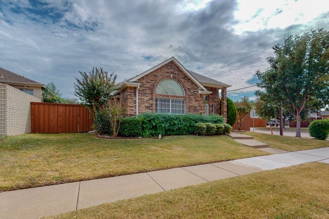 2702 Garden Springs Dr in Richardson, TX - Foto de edificio - Building Photo